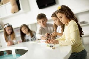 gruppo di carino poco bambini giocando con prescolastico educativo giocattoli foto