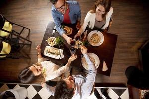 giovane persone avendo cena nel il ristorante foto