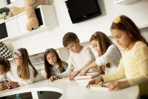 gruppo di carino poco bambini giocando con prescolastico educativo giocattoli foto