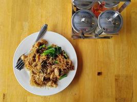 agitare fritte riso vermicelli spaghetto con nero soia salsa. tailandese cibo superiore Visualizza di orizzontale foto