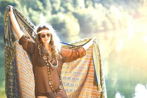 bella gratuito hippie ragazza con un' stoffa - Vintage ▾ effetto foto
