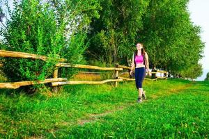 escursionista ragazza su il montagna foto