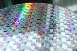 wafer di silicio per la fabbricazione di semiconduttori di circuiti integrati. foto