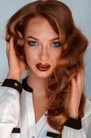 Marrone capelli donna con blu occhi e lentiggini su pelle foto