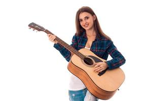 brunetta ragazza giocando chitarra e sorridente su telecamera foto