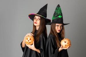 Due carino giovane ragazze nel Halloween stile foto