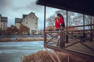 sensuale coppia nel amore abbracci su un' balcone inverno volta. foto