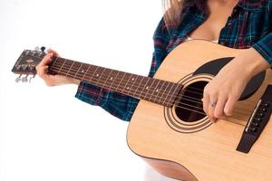 donna giocando chitarra nel studio foto