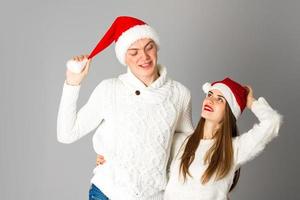 coppia celebrare Natale nel studio foto