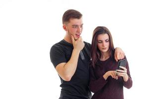 giovane gay tipo con un' bellissimo ragazza per Guarda pensieroso Telefono foto