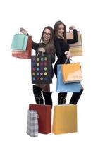 contento amici con shopping Borsa su isolato studio sfondo. foto