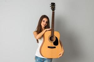 contento donna con chitarra nel mani foto