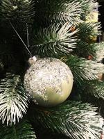 Natale decorazione. abete ramo con neve fiocchi e argento sfera. Natale sfondo.natale carta. foto
