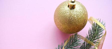 Natale decorazione. abete albero ramoscello fresco decorato contro leggero sfondo, superiore Visualizza, copia spazio. concezione Natale e nuovo anno. foto