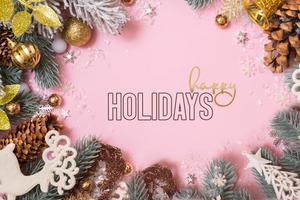 contento vacanze saluto testo con Natale decorazione su rosa sfondo. nuovo anno natale saluto carta foto