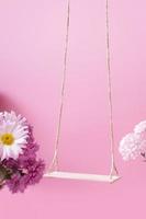 un' swing con crisantemo fiori come un' In piedi per il tuo cosmetico Prodotto foto