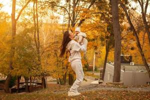 bellissimo giovane mamma con bambino nel autunno foto