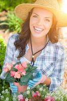 giovane adulto donna indossare cappello e guanti giardinaggio all'aperto foto