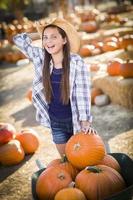 preteen ragazza giocando con un' carriola a il zucca toppa foto