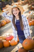 preteen ragazza giocando con un' carriola a il zucca toppa foto