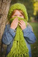 ritratto di carino giovane ragazza indossare verde sciarpa e cappello foto