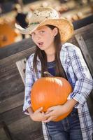 preteen ragazza ritratto a il zucca toppa foto