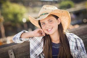 preteen ragazza ritratto a il zucca toppa foto