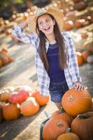 preteen ragazza giocando con un' carriola a il zucca toppa foto