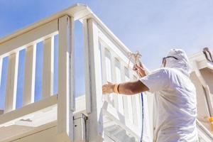 Casa pittore spray pittura un' ponte di un' casa foto