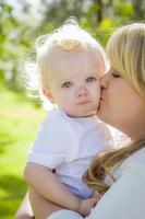 giovane madre Tenere sua adorabile bambino ragazzo foto