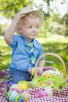 carino poco ragazzo al di fuori Tenere Pasqua uova suggerimenti il suo cappello foto