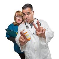 Sciocco medico e infermiera con prescrizione bottiglia isolato su un' bianca sfondo. foto