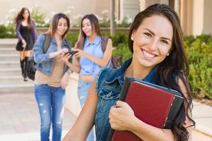 misto gara giovane ragazza alunno con scuola libri su città universitaria foto