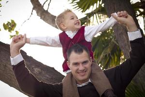 bello padre e figlio nel il parco foto