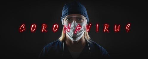 bandiera di femmina medico o infermiera nel medico viso maschera e protettivo Ingranaggio con coronavirus testo nel davanti foto
