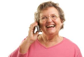 anziano donna utilizzando cellula Telefono foto