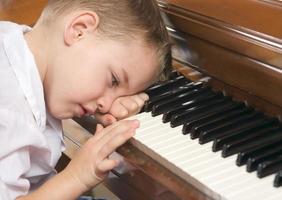 giovane ragazzo giocando il pianoforte foto
