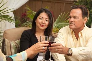 tre amici godendo vino su il terrazza foto