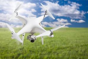 senza equipaggio aereo sistema UAV quadcopter fuco nel il aria al di sopra di erba. foto