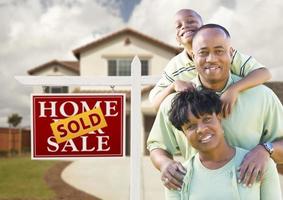 africano americano famiglia, Casa e venduto cartello foto