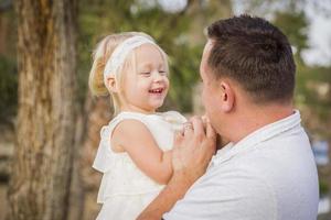 padre giocando con carino bambino ragazza al di fuori a il parco foto