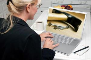 donna nel cucina utilizzando il computer portatile - casa miglioramento foto