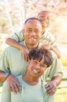 bellissimo contento africano americano famiglia ritratto all'aperto foto