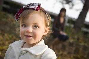 adorabile bambino ragazza giocando nel parco con mamma foto