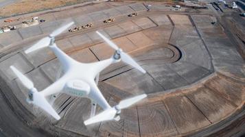 senza equipaggio aereo sistema UAV quadcopter fuco nel il aria al di sopra di costruzione luogo. foto