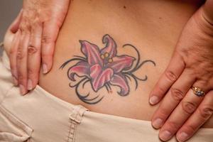 donna mostrando tatuaggio arte foto