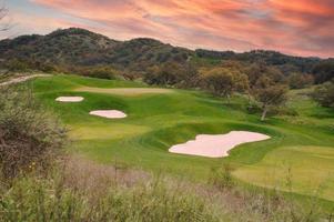 panoramico golf corso fairway e verde. foto