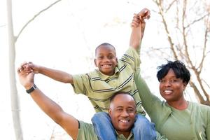 africano americano famiglia nel il parco foto