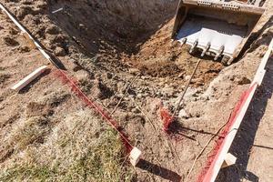 piccolo bulldozer scavando nel cortile per piscina installazione foto