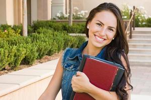 misto gara giovane ragazza alunno con scuola libri su città universitaria foto